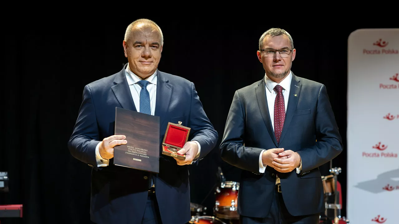 Sasin otrzymał medal za zasługi dla Poczty Polskiej.Taki cyrk tylko w Polsce