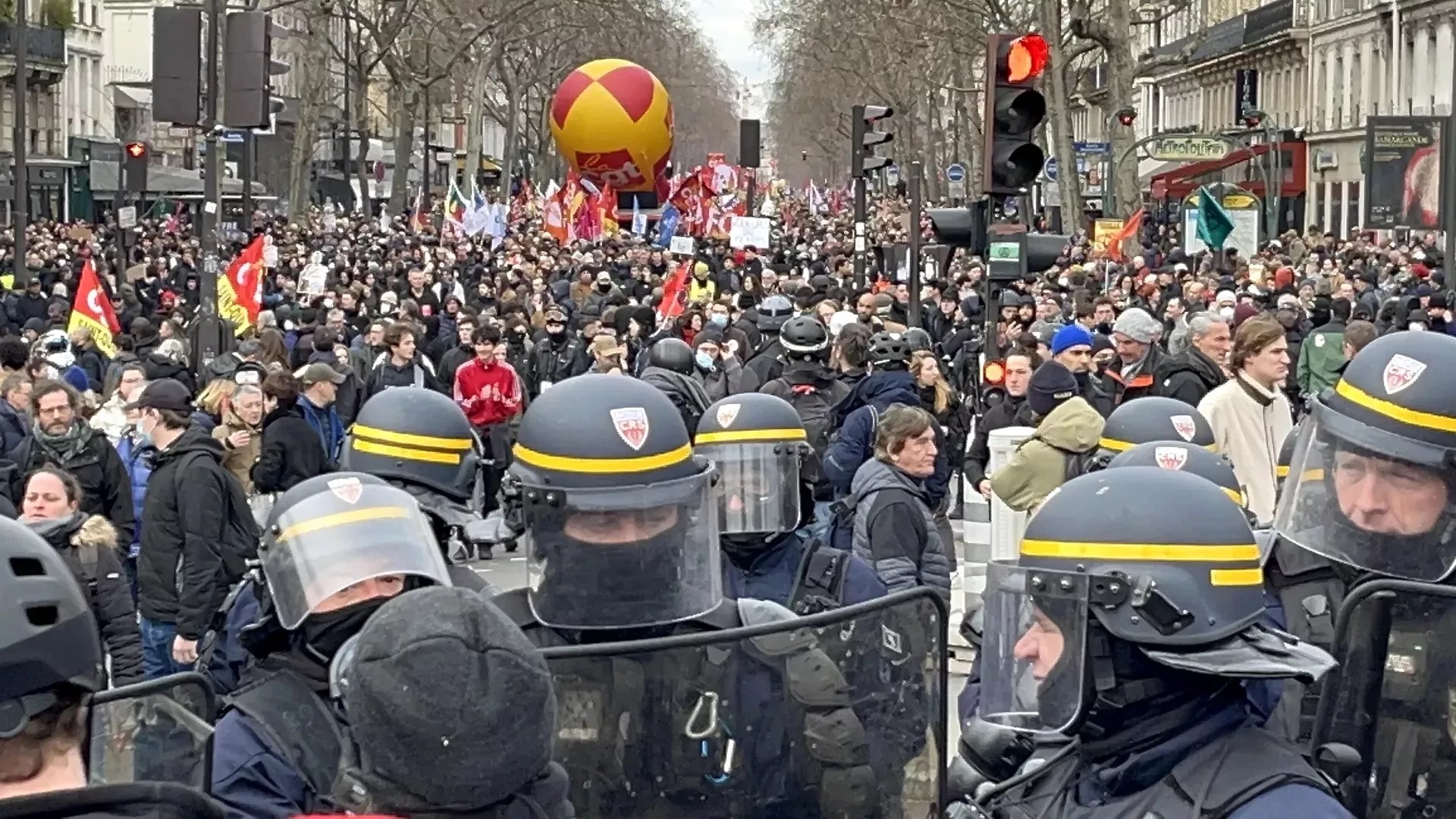 Francja Płonie miliony protestujących ludzi na ulicach.