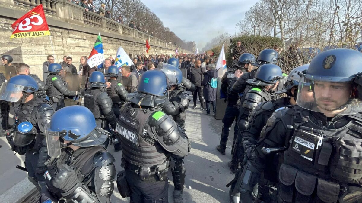 Francuska opozycja grozi powstaniem ludowym przeciwko rządowi.