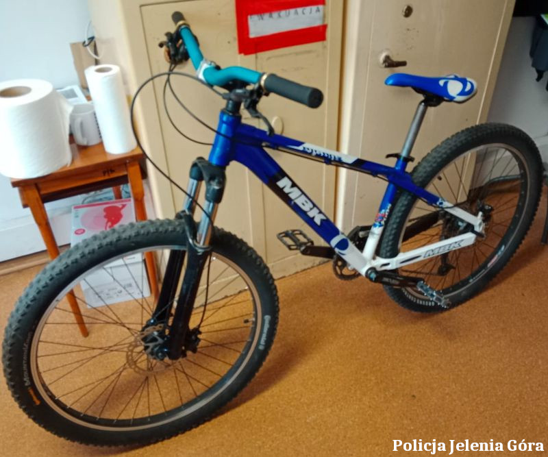 Policjanci odzyskali skradziony rower i zatrzymali podejrzanego o kradzież.