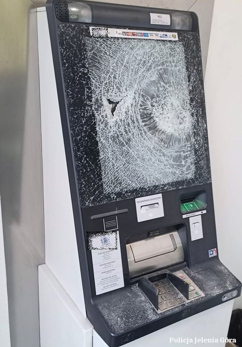 Wandal zniszczył ekran bankomatu, bo nie udało mu się wypłacić pieniędzy.