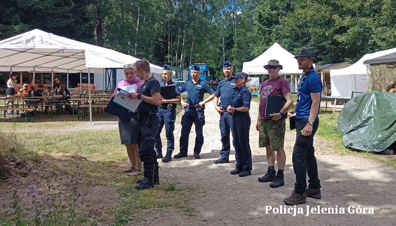 Policjanci i strażak sprawdzali bezpieczeństwo dzieci na obozach harcerskich w Szklarskiej Porębie
