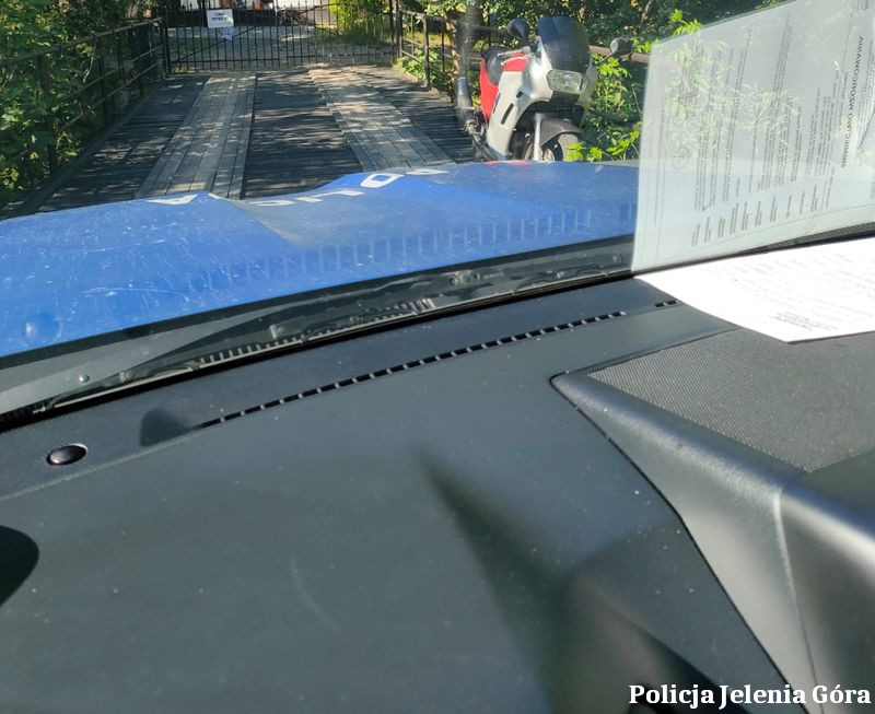 Groźna ucieczka motocyklisty w Karpaczu - podejrzany odpowie przed sądem za kierowanie bez uprawnień i w stanie nietrzeźwości.