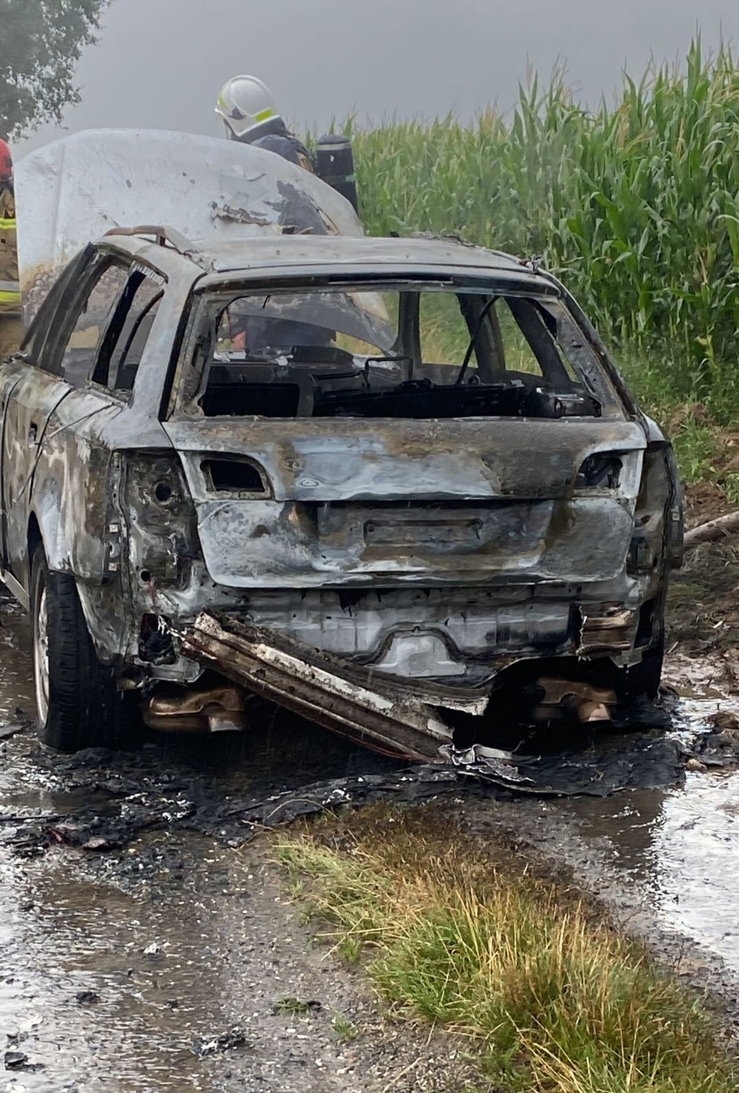 Tragiczny wypadek na polnej drodze: Mężczyzna doznał rozległych oparzeń po wybuchu butli z gazem w aucie
