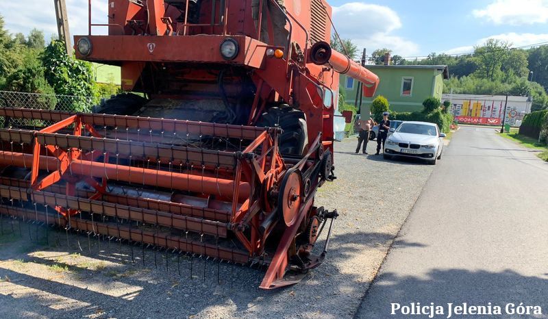 Bezpieczeństwo na Drogach i Polach Podczas Prac Rolniczych – Kierowcy Maszyn Rolniczych Powinni Przestrzegać Przepisów i Zasady Bezpieczeństwa