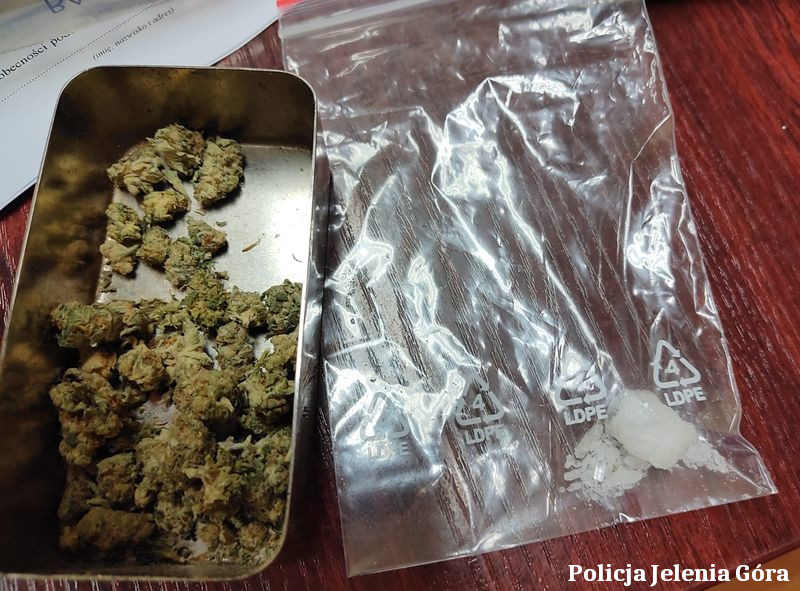 Policja w Jeleniej Górze Zatrzymuje Parę za Posiadanie Narkotyków - Ponad 400 Porcji Zabezpieczonych