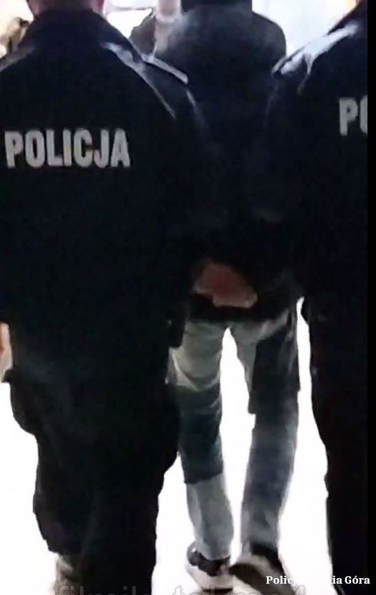 Sukces Jeleniogórskiej Policji: 15 Zatrzymanych Osób Poszukiwanych w Regionie.