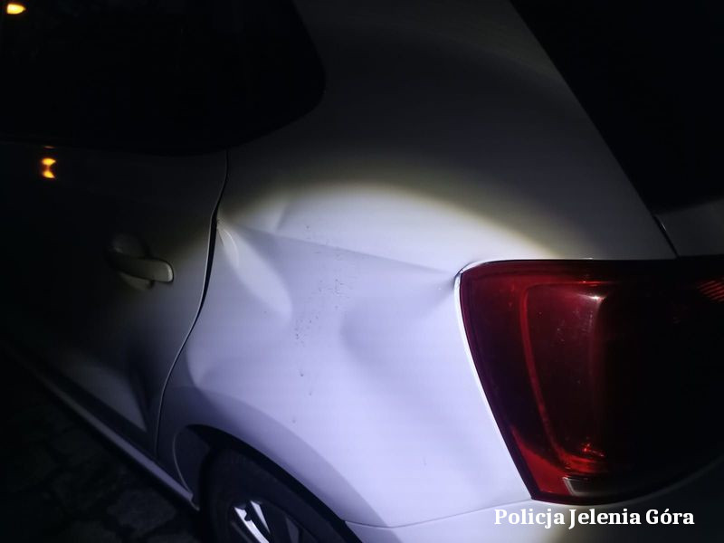 Nagła fala agresji w Jeleniej Górze: Zatrzymano mężczyznę za uszkodzenie samochodu z powodu "złego humoru".