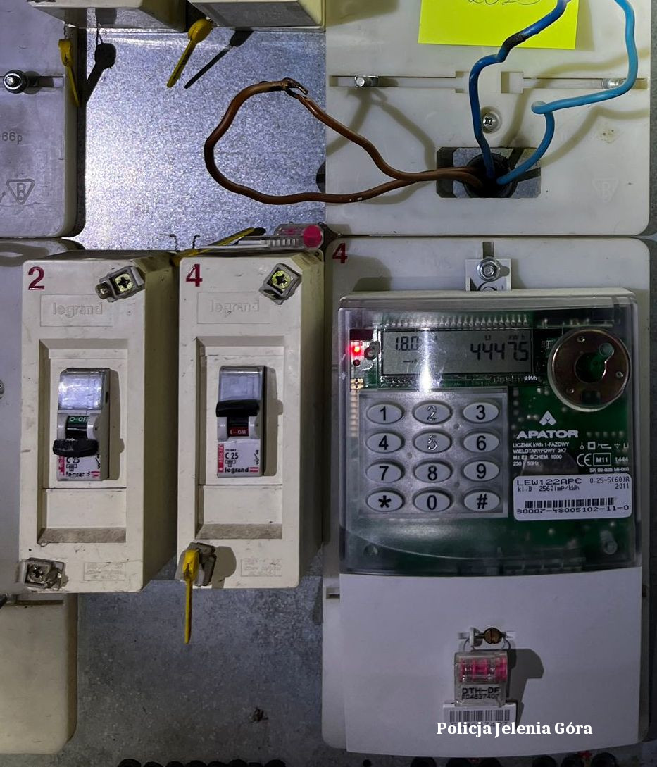 Zatrzymany za nielegalne pobieranie energii elektrycznej: Funkcjonariusze z Kowar odkryli nieuczciwe praktyki 53-latka