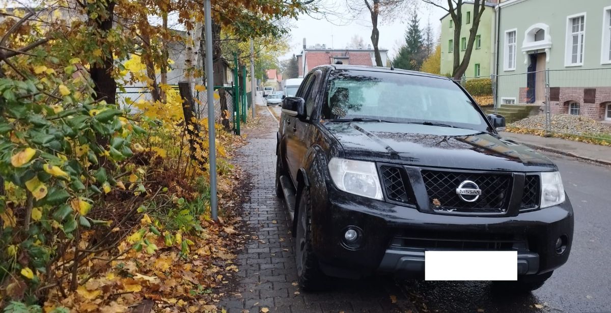 Bez wyobraźni i szacunku dla innych na drodze: Przypadki nieprawidłowego parkowania w Jeleniej Górze.
