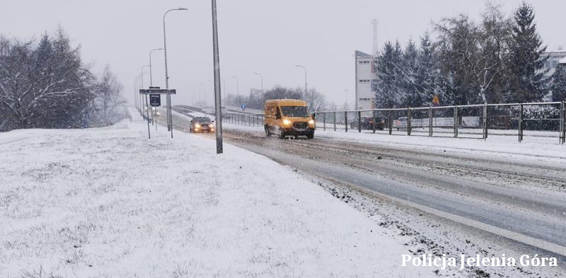 Apel Policji Jeleniogórskiej: Ostrożność na Trudnych Drogach Zimą