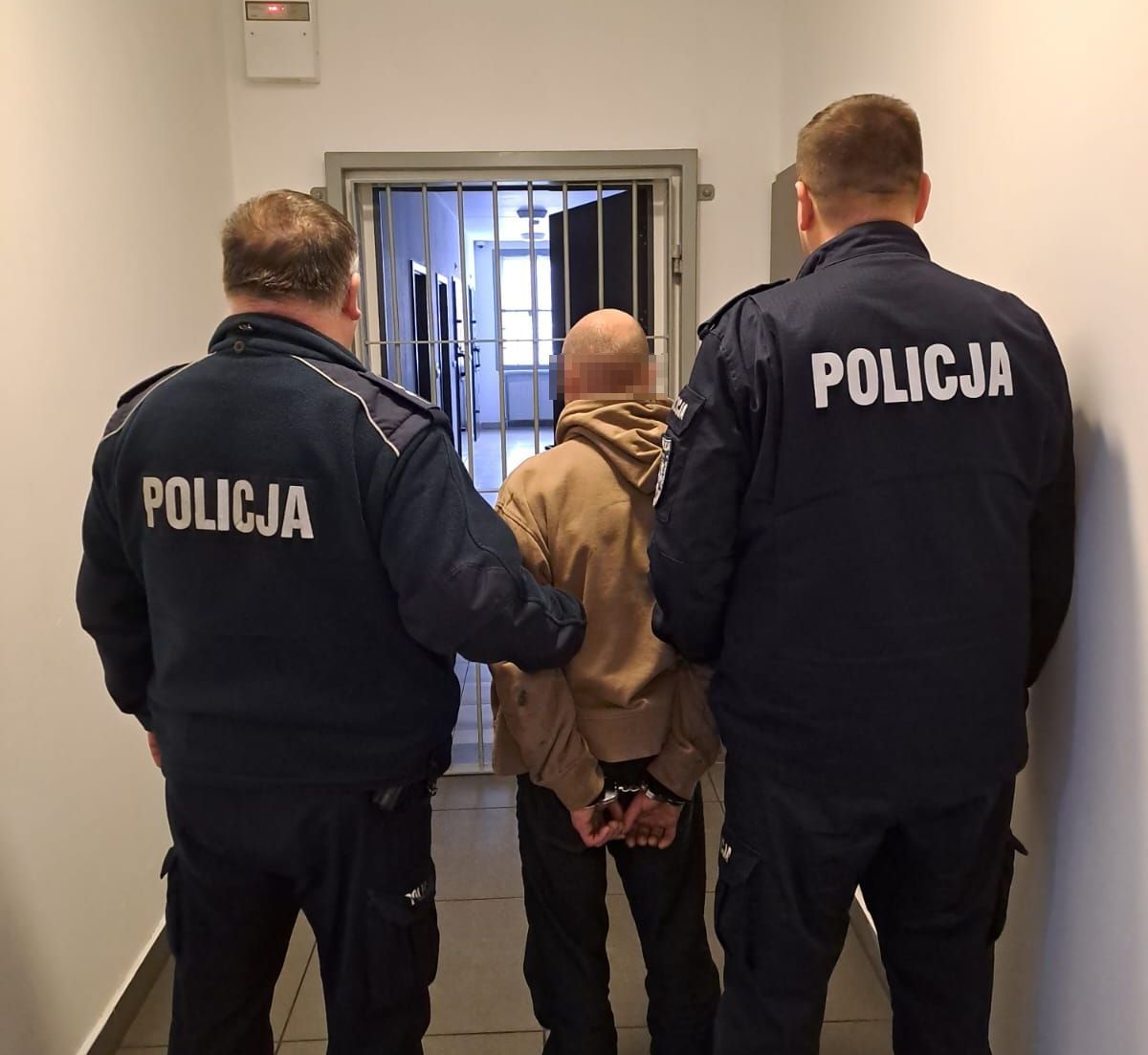 Policjant na Zakupach: Zatrzymuje Mężczyznę za Kradzież Różbojniczą w Jeleniej Górze