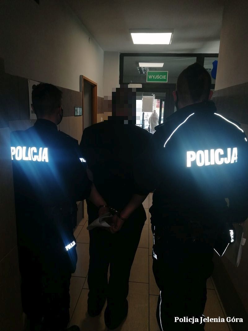 Sukces Jeleniogórskich Policjantów: 13 Poszukiwanych Zatrzymanych w Jednym Dniu.