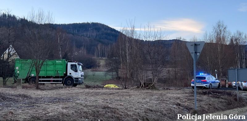 Tragiczny Wypadek w Sosnówce: Śmierć 25-latka pod Kołami Pojazdu Specjalistycznego