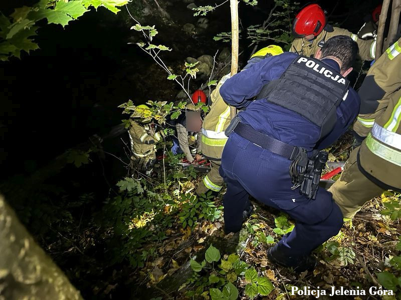 Policja i straż pożarna ratują mężczyznę ze strumienia w Karpaczu