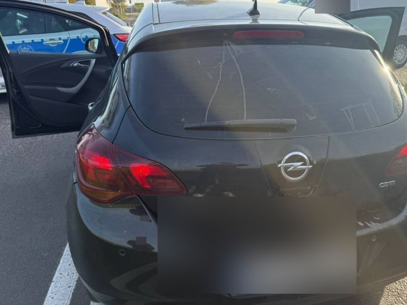 Błyskawiczna obława na ulicach Bolesławca. Skradziony samochód odzyskany, 32-latek z 4 zakazami sądowymi w rękach policji 1 Skradziony samochód w Bolesławcu odzyskany przez policję podczas blokady drogowej